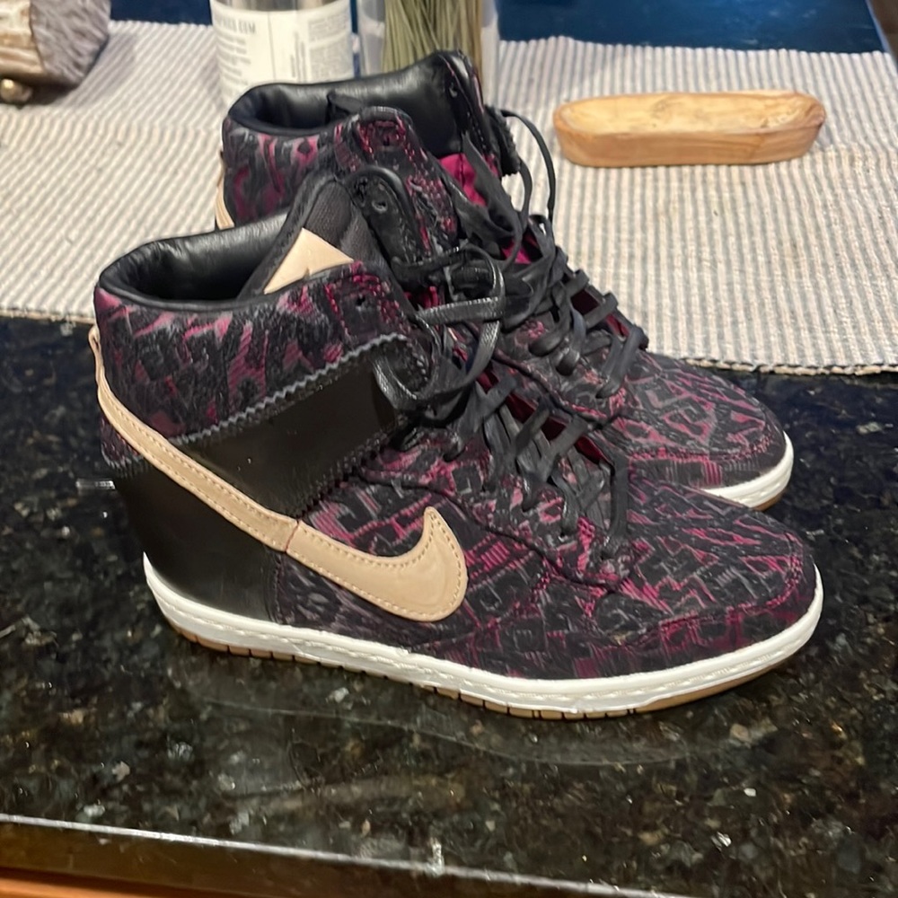 Nike women’s size 7 wedge  dunks never worn